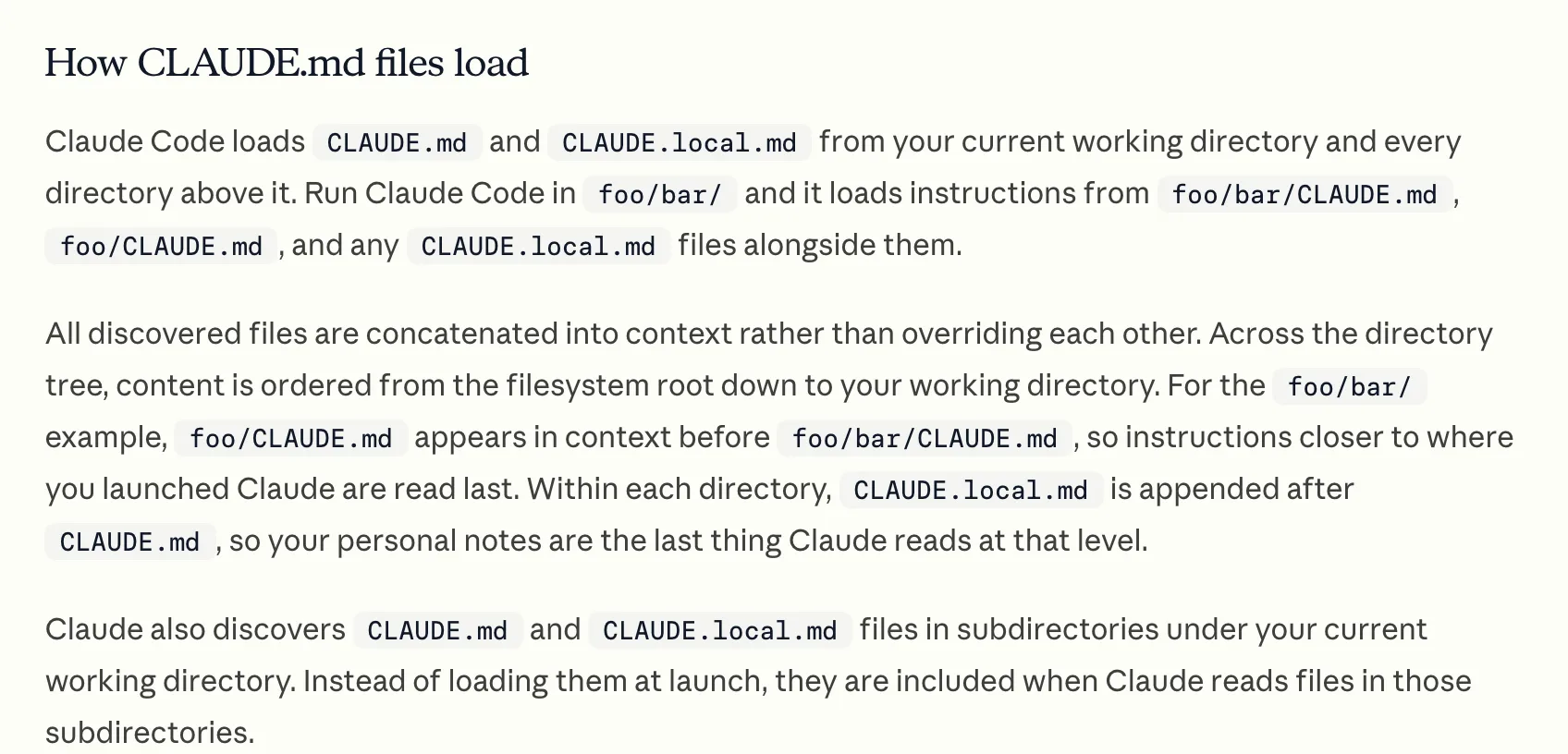 공식 memory 문서의 ‘How CLAUDE.md files load’ 절. 파일은 서로 덮어쓰지 않고 이어붙으며, 켠 폴더에 가까운 지침이 마지막에 읽힌다고 적혀 있다